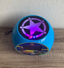 Lade das Bild in den Galerie-Viewer, Radioprojektorwecker Projektor Uhr Toy Story,Woody Buzz, Nachtlicht Lexibook