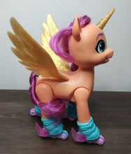 Lade das Bild in den Galerie-Viewer, Pony, eine Neue Generation Sing-und Skatespaß Sunny Starscout