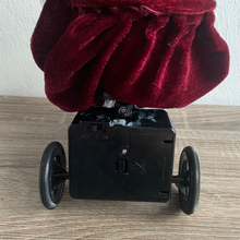 Lade das Bild in den Galerie-Viewer, Interaktive Horror-Puppe auf Fahrrad, Angry Mathilde, Halloween Deko