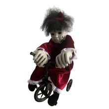 Lade das Bild in den Galerie-Viewer, Interaktive Horror-Puppe auf Fahrrad, Angry Mathilde, Halloween Deko
