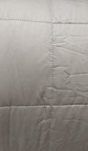 Lade das Bild in den Galerie-Viewer, Decke, Ganzjahres-Gewichtsdecke aus Baumwolle Amazon Basics,6,8kg