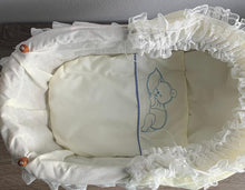 Lade das Bild in den Galerie-Viewer, Puppenwagen aus Rattan, inkl. Wäsche und beweglichem Verdeck, small foot