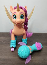 Lade das Bild in den Galerie-Viewer, Pony, eine Neue Generation Sing-und Skatespaß Sunny Starscout
