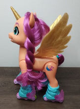 Lade das Bild in den Galerie-Viewer, Pony, eine Neue Generation Sing-und Skatespaß Sunny Starscout
