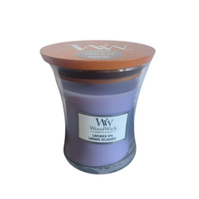Lade das Bild in den Galerie-Viewer, WoodWick mittelgroße Duftkerze Kerze im Sanduhrglas,Lavender Spa
