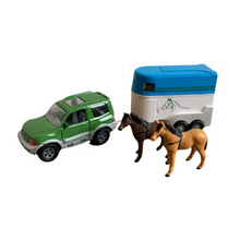 Lade das Bild in den Galerie-Viewer, Geländewagen mit Pferdeanhänger, 2 Pferden, Auto, Spielzeug
