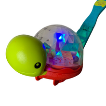 Lade das Bild in den Galerie-Viewer, Spielzeug Schildkröte Lauflernhilfe und Krabbelhilfe
