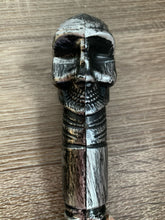 Lade das Bild in den Galerie-Viewer, Zepter aus Kunststoff für König des Sensenmanns, Schädel, Zepter und Schlange

