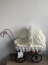 Lade das Bild in den Galerie-Viewer, Puppenwagen aus Rattan, inkl. Wäsche und beweglichem Verdeck, small foot

