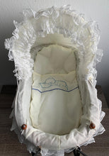Lade das Bild in den Galerie-Viewer, Puppenwagen aus Rattan, inkl. Wäsche und beweglichem Verdeck, small foot
