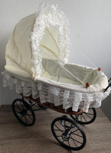 Lade das Bild in den Galerie-Viewer, Puppenwagen aus Rattan, inkl. Wäsche und beweglichem Verdeck, small foot
