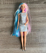 Lade das Bild in den Galerie-Viewer, Barbie-Puppe, mit Meerjungfrauenhaar und Einhorn-Haarkrönchen
